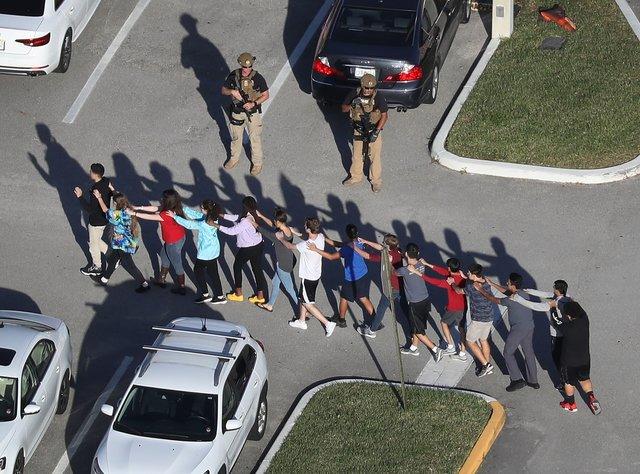Перестрелка в школе в США: 17 погибших, более 16 раненых