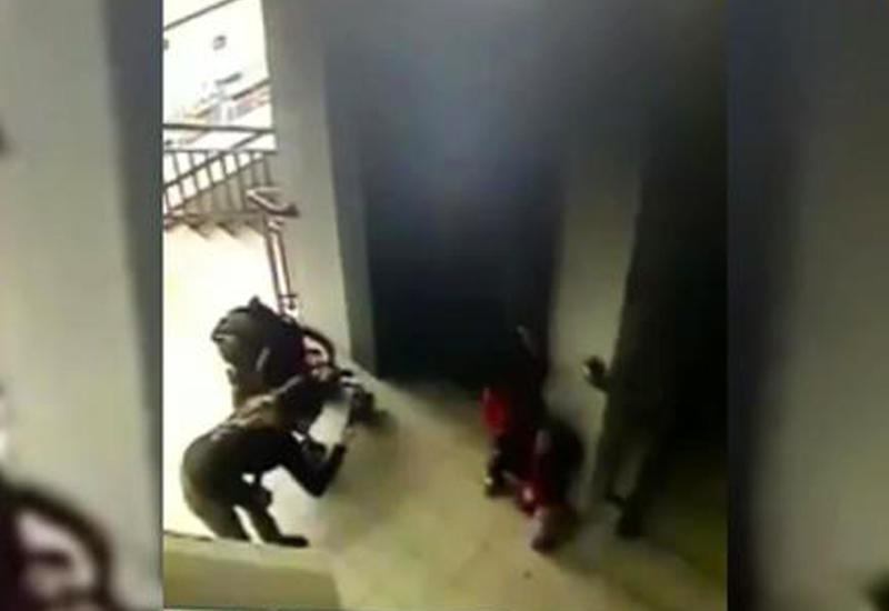 Ребенок на глазах фотографировавшей матери упал в лестничный пролет в торговом центре