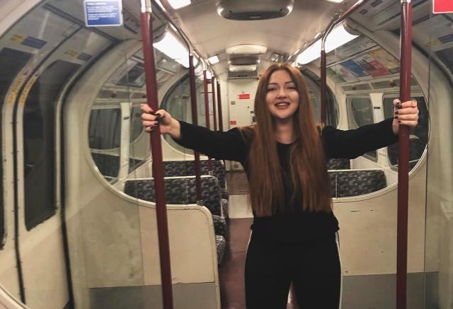 Metroda poz verirdi, 500 minlik Range Rover aldı: Kişilər Instagram-da bu qızı izləyir
