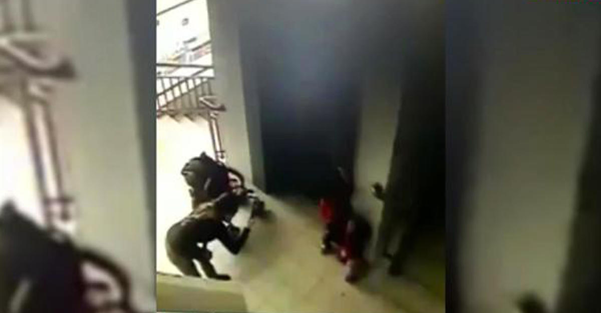 Ребенок на глазах фотографировавшей матери упал в лестничный пролет в торговом центре