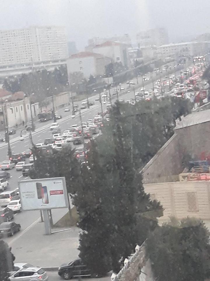 На крупном проспекте Баку образовалась пробка
