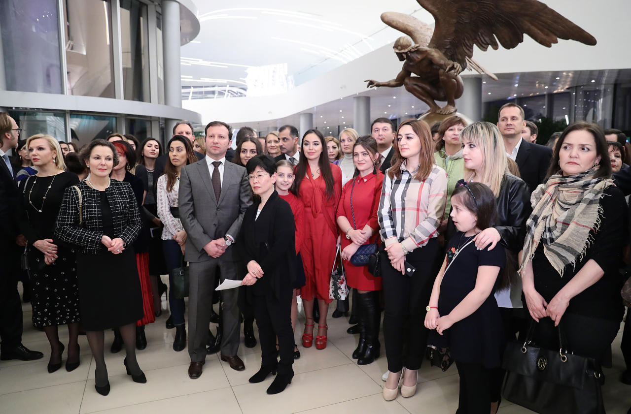 Вице-президент Фонда Гейдара Алиева Лейла Алиева приняла участие в церемонии открытия выставки «Альфонс Муха: в поисках красоты»