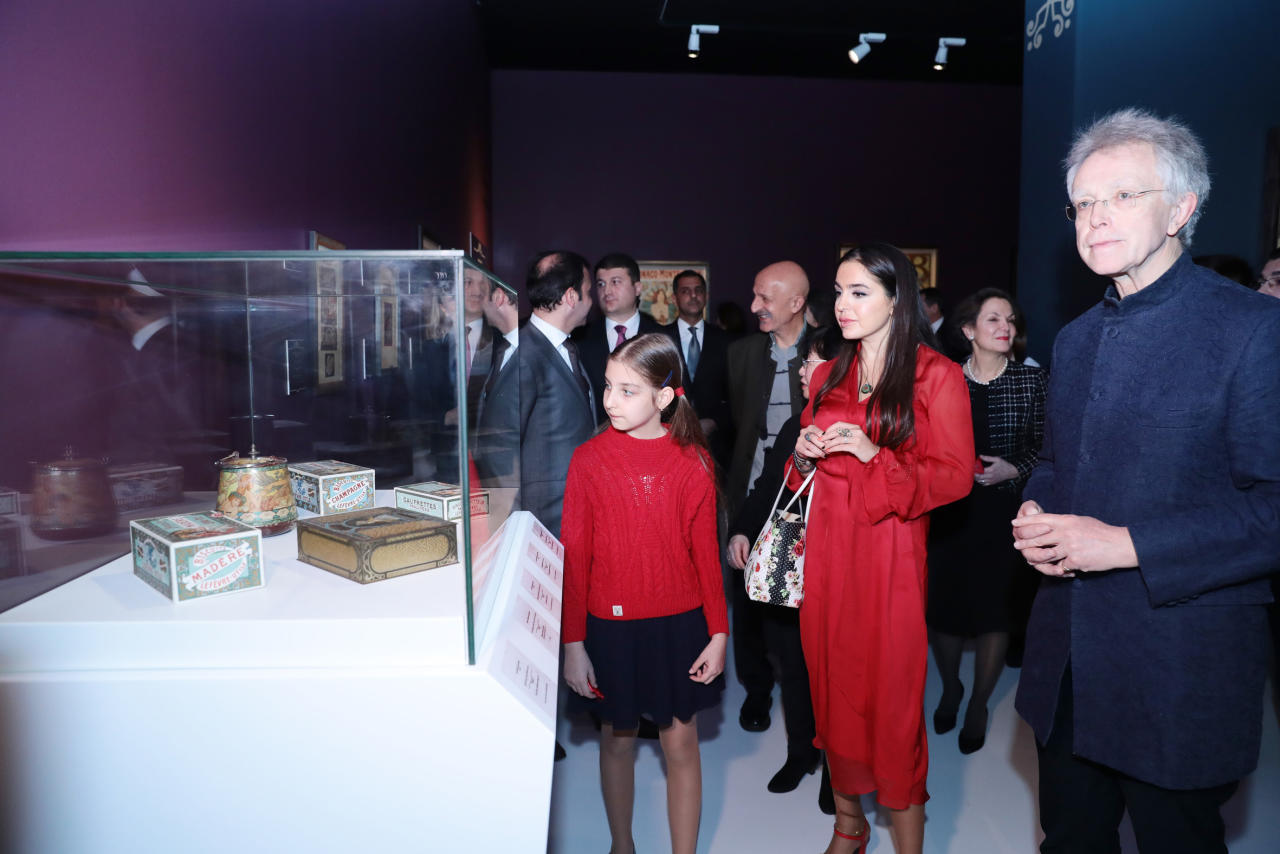 Вице-президент Фонда Гейдара Алиева Лейла Алиева приняла участие в церемонии открытия выставки «Альфонс Муха: в поисках красоты»