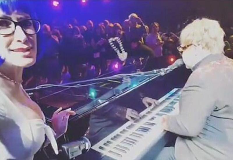 Элтон Джон получил бусами по зубам во время концерта в Лас-Вегасе