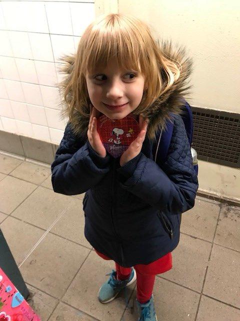 Девочка в Нью-Йорке каждое утро махала машинистам метро. 14 февраля поезд остановился ради нее!