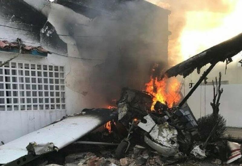 Самолет упал на жилой дом в Венесуэле, есть погибший