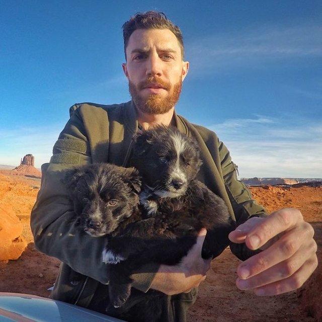 Мужчина нашел в пустыне двух щенков и объехал с ними половину США