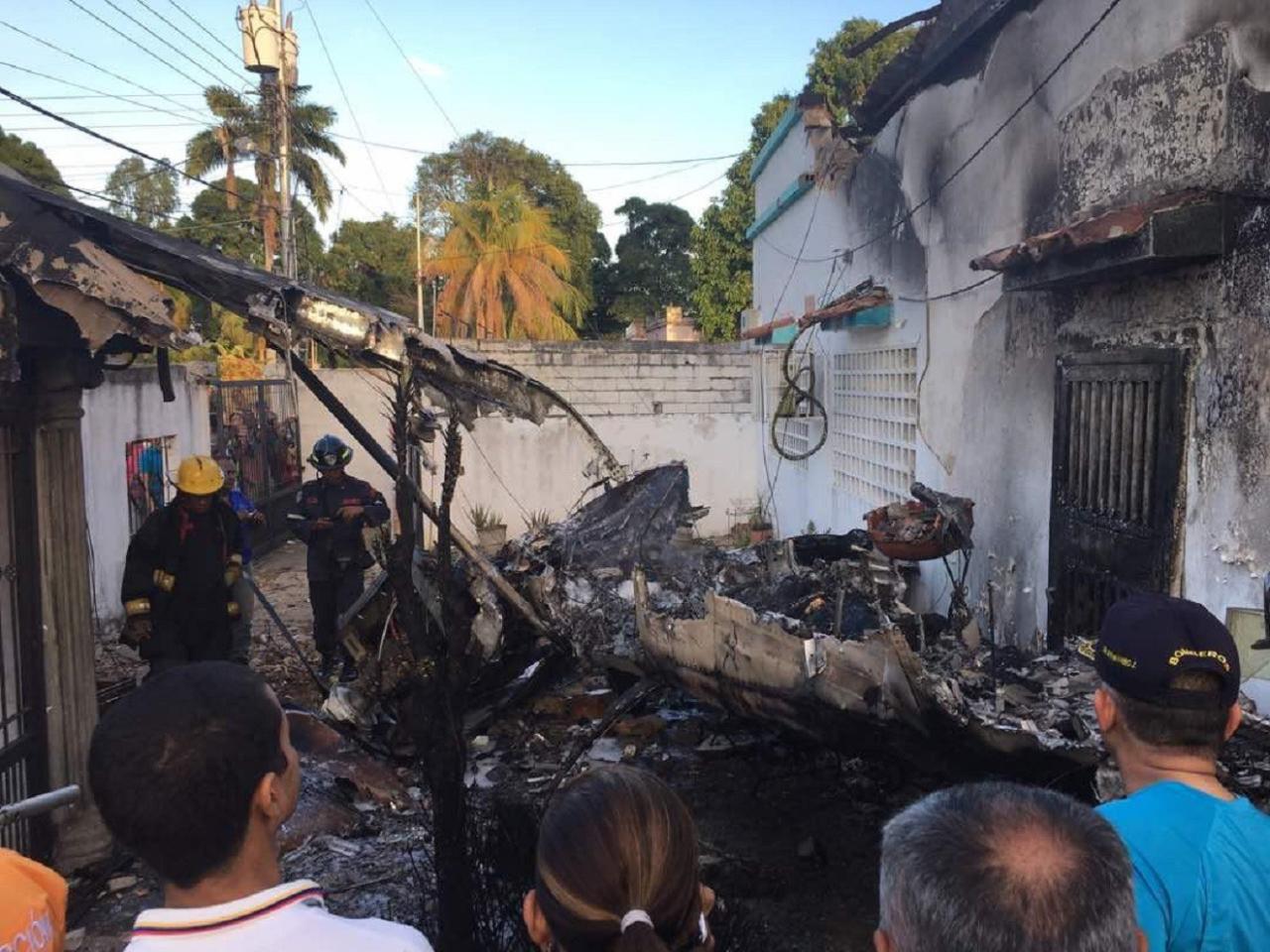 Самолет упал на жилой дом в Венесуэле, есть погибший