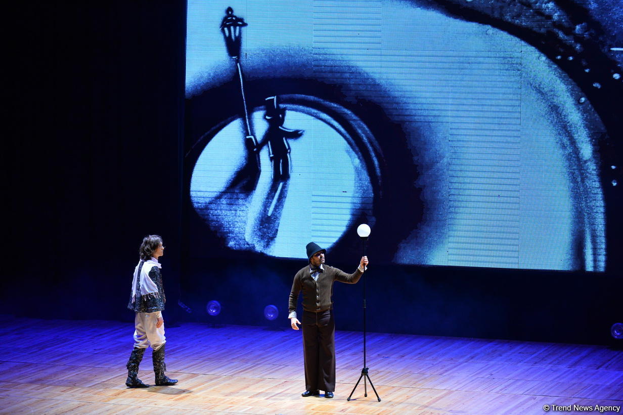 Российский театр представил в Баку спектакль "Маленький принц"