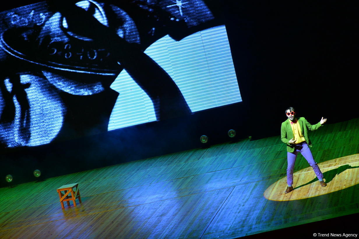 Российский театр представил в Баку спектакль "Маленький принц"