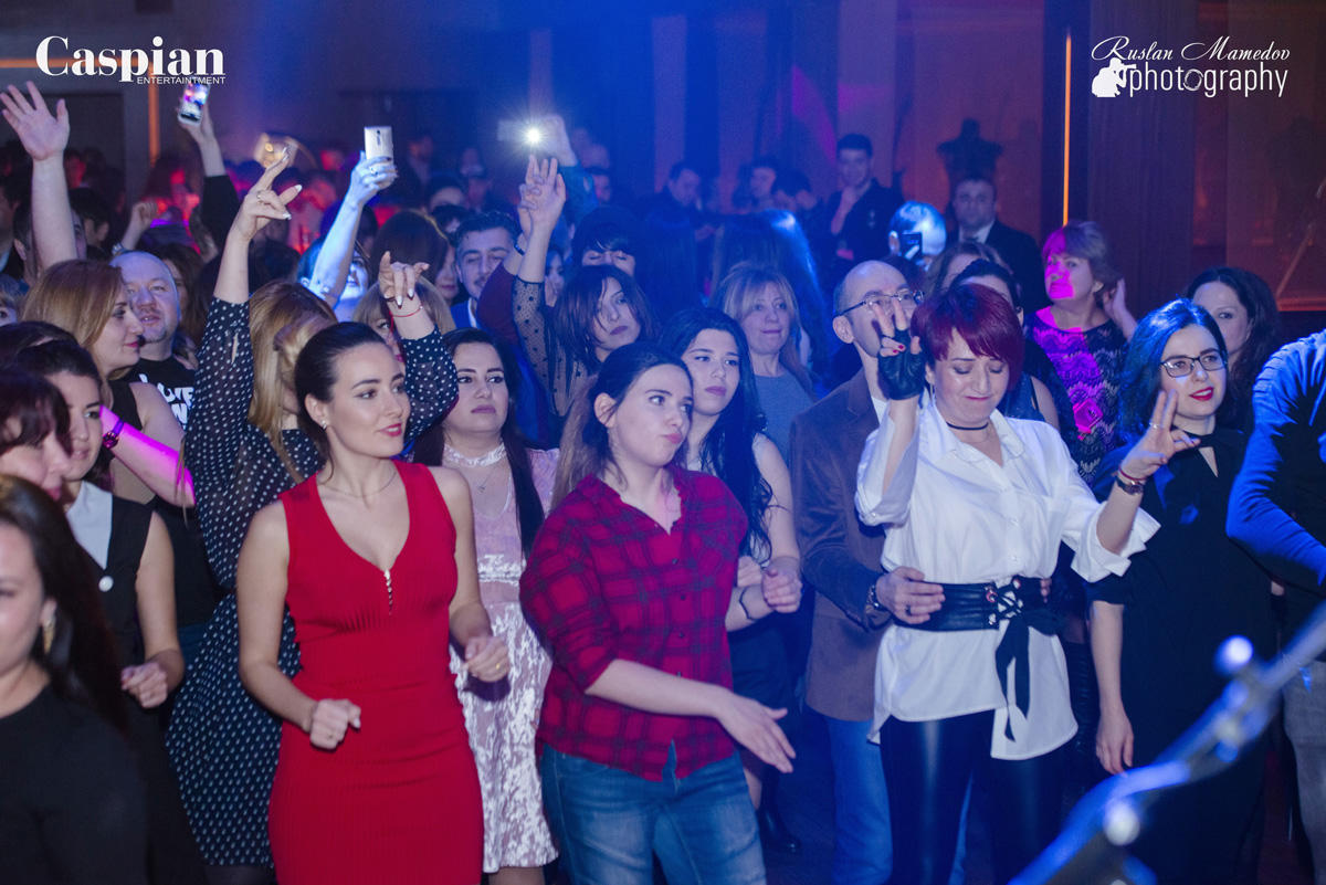 В Баку прошла вечеринка "Поднимаем руки вверх!" в стиле 90-х
