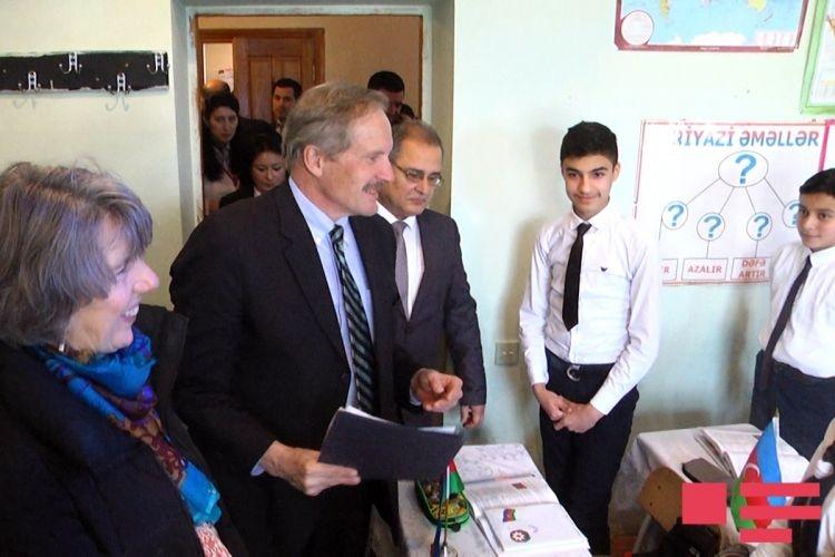 Посол США посетил построенную для вынужденных переселенцев школу