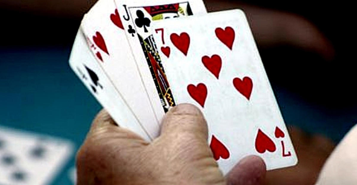 Играть в карты два на два. Игра в карты. Дурак (карточная игра). Проиграла в карты. Покер карты дурак.