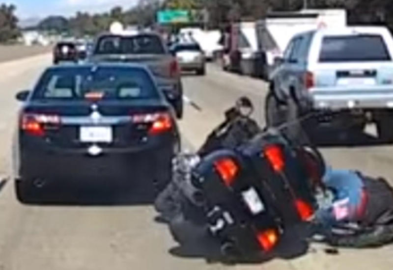Неудачно затормозив, байкер упал на дорогу и лишился мотоцикла