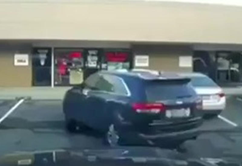 Женщина парковала машину, разбив витрину магазина и другой автомобиль