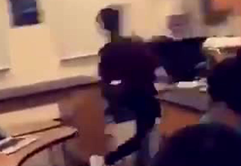 Школьники подрались в классе, но учитель решил не разнимать, а снять видео