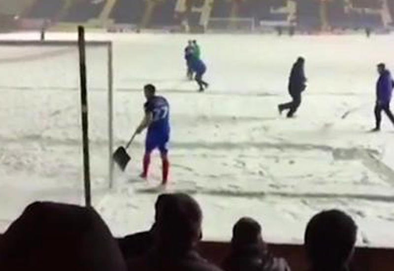 В Англии футболистам пришлось взяться за лопаты и убрать снег во время игры