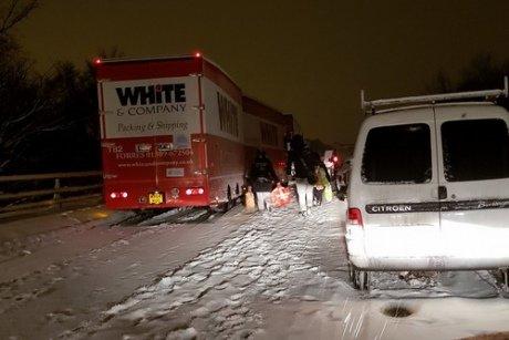 Жуткий снегопад в Британии загнал сотни машин в ловушку
