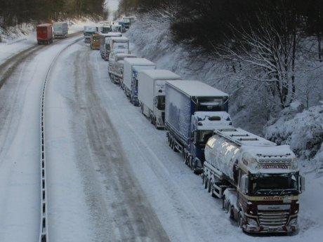Жуткий снегопад в Британии загнал сотни машин в ловушку