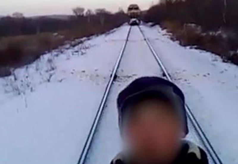 В России дети чуть не погибли, снимая видео на фоне движущегося поезда