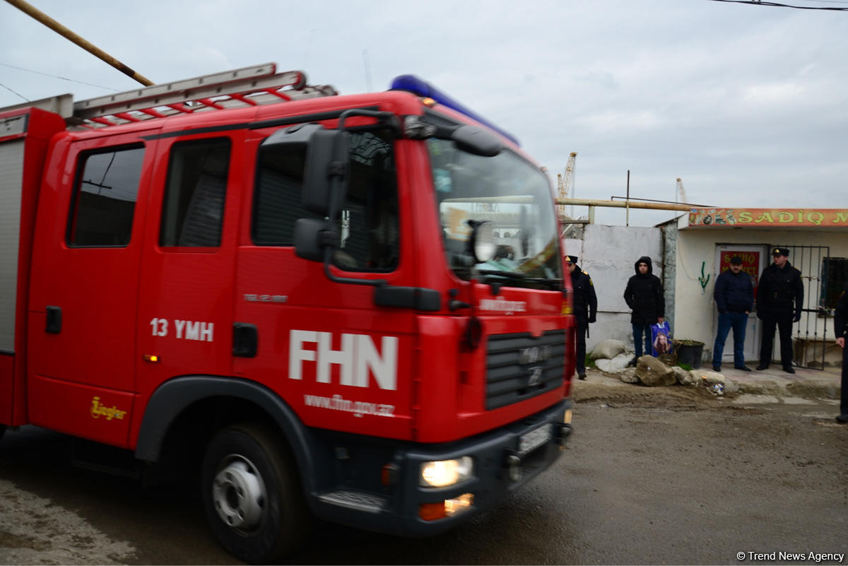 Главы официальных структур осматривают место пожара в наркологическом центре в Баку