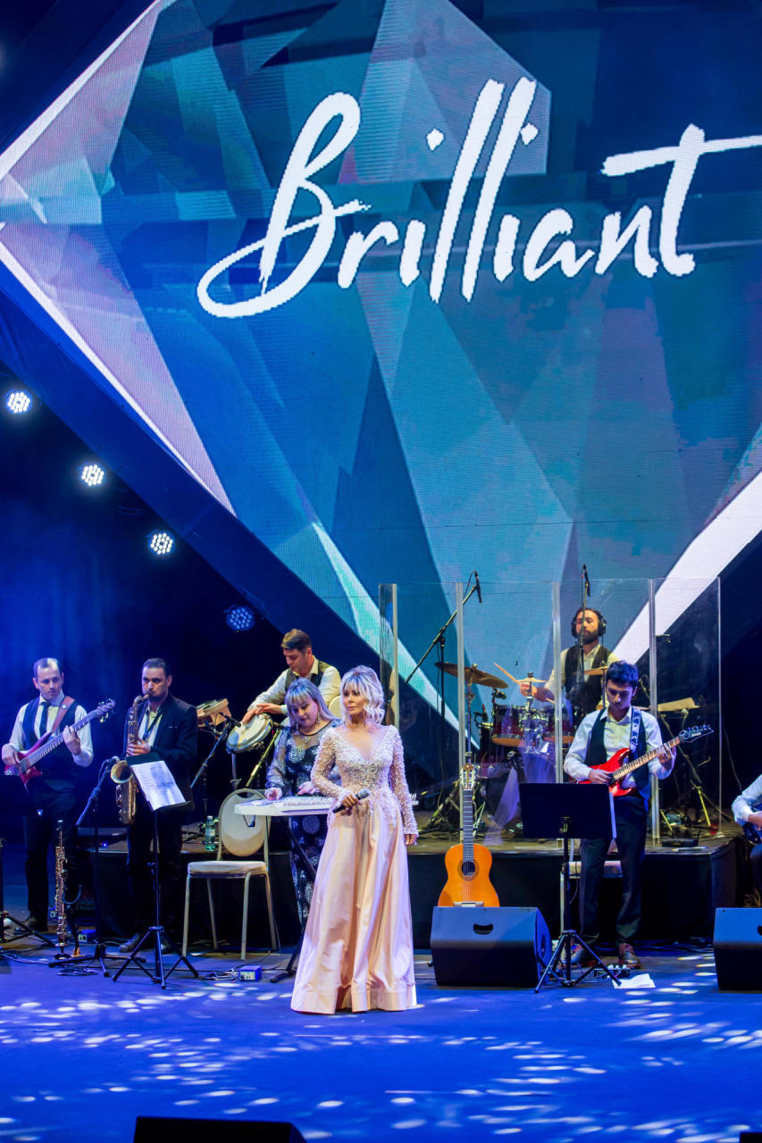 Концерт Бриллиант Дадашовой "Жить с любовью намного прекраснее": овации, букеты цветов