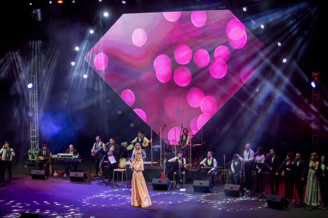 Концерт Бриллиант Дадашовой "Жить с любовью намного прекраснее": овации, букеты цветов