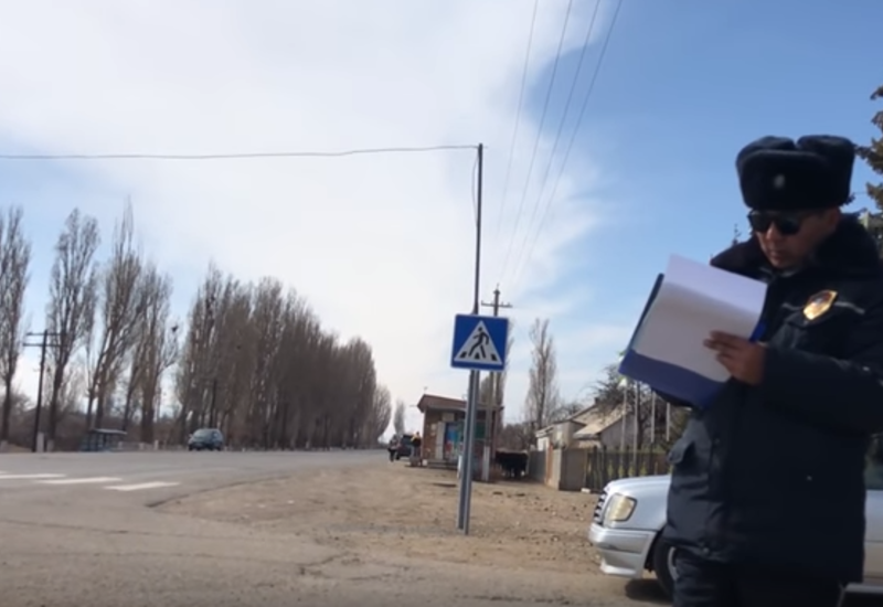 В Кыргызстане инспектор оштрафовал напарника за нарушение ПДД