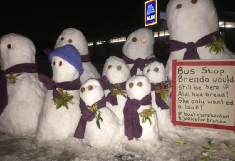 Армия снеговиков в Англии похоронила снежную бабу и потребовала правосудия