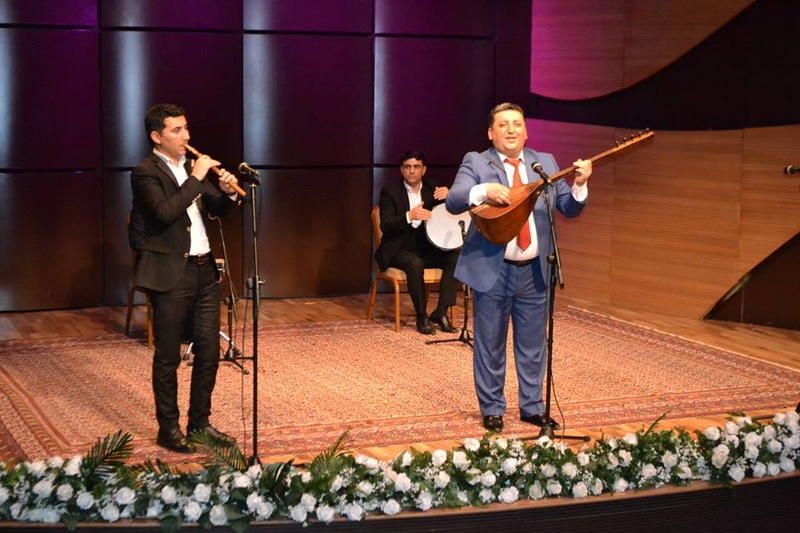 В Центре мугама в рамках проекта "Aşıq musiqisi axşamları" отметили 8 Марта