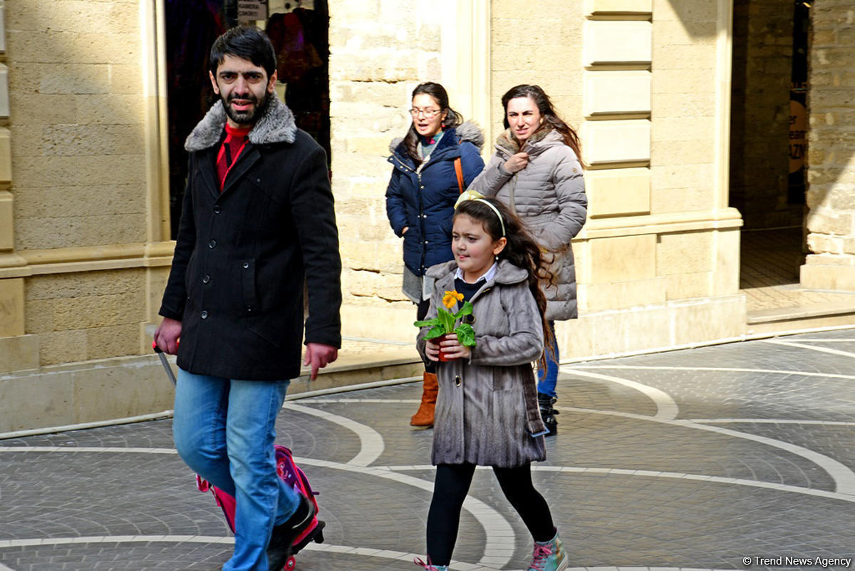 Праздничная атмосфера 8 Марта в Баку