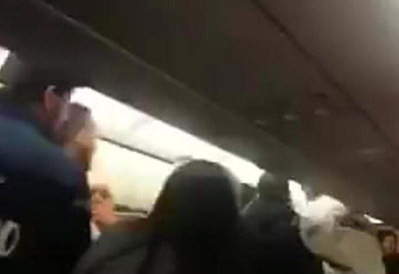 Известный футболист в самолёте устроил потасовку с фанатом