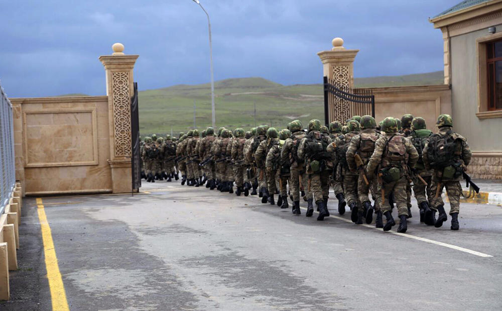 Азербайджан перебрасывает войска
