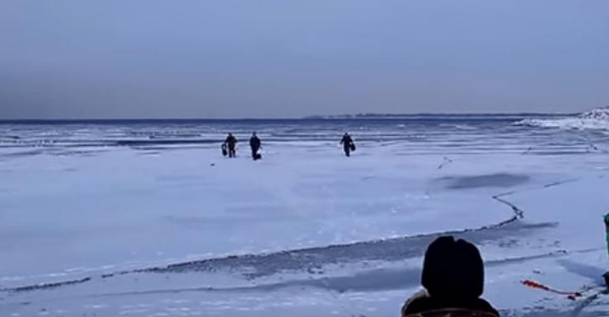 Спасся бегством. Лед ломает под рыбаком. Христианское ломка льда.