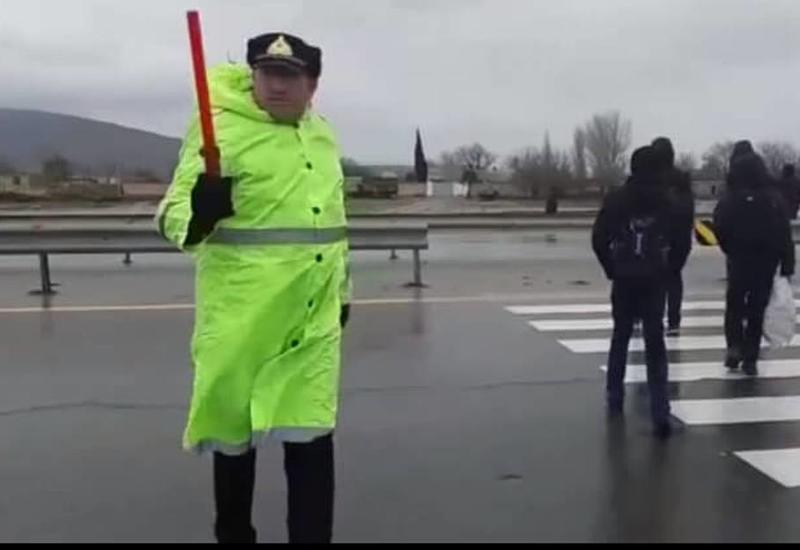 Азербайджанские полицейские остановили движение ради пешеходов