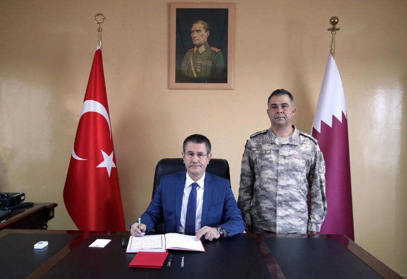 Министр обороны Турции посетил турецкую военную базу в Катаре