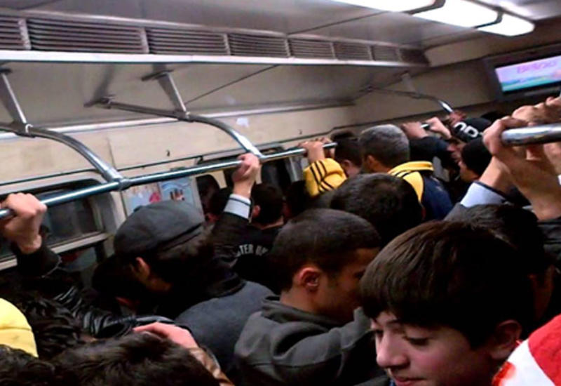 Metroda biabırçılıq: gənclər öpüşdü, dava düşdü