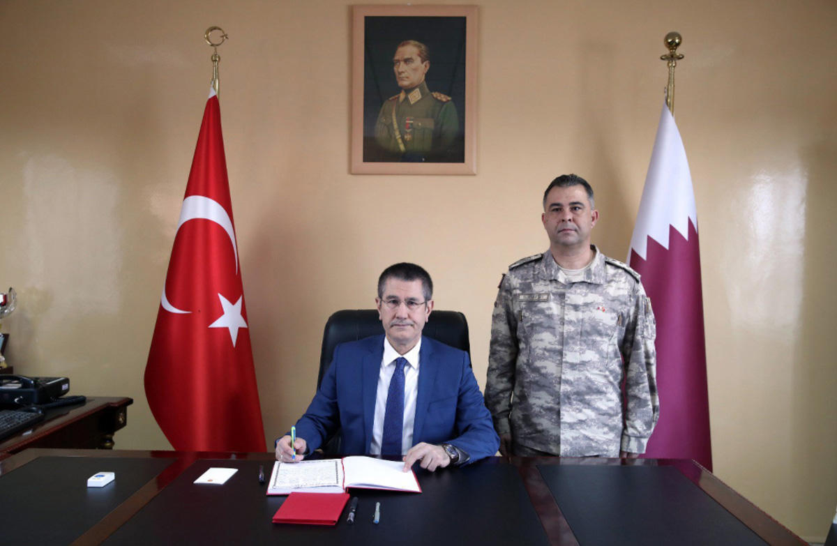 Министр обороны Турции посетил турецкую военную базу в Катаре