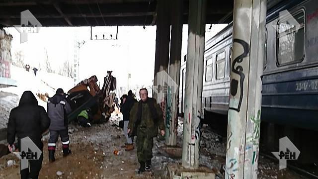 В Москве экскаватор упал с моста на электричку, есть пострадавшие