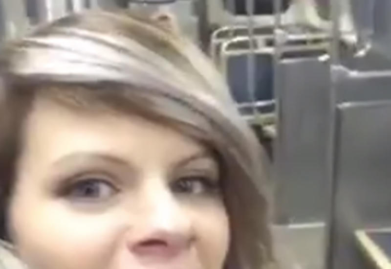 Видео с поющей девушкой, которая думала, что она одна в вагоне, стало вирусным