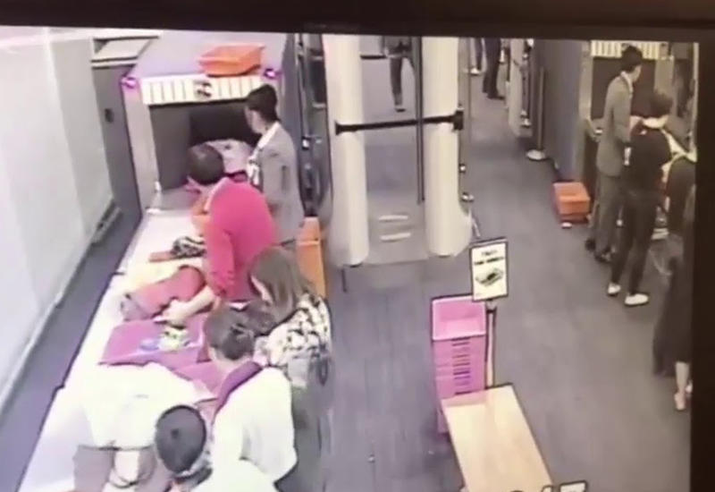 Улыбчивая работница аэропорта украла деньги пассажира прямо под камерами