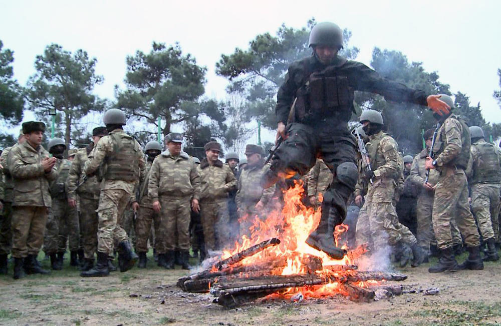 Azərbaycan Ordusunun genişmiqyaslı təlimlərində Novruz tonqalı