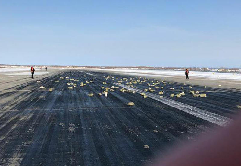 Очевидцы сняли на видео, как люди собирают рассыпавшееся из самолета золото в Якутске