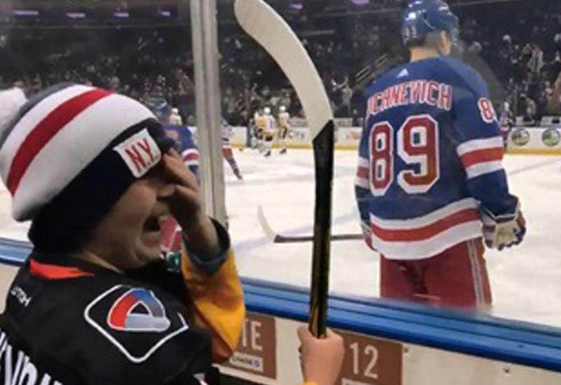 Российский хоккеист довел до слез 12-летнего американца, подарив ему клюшку