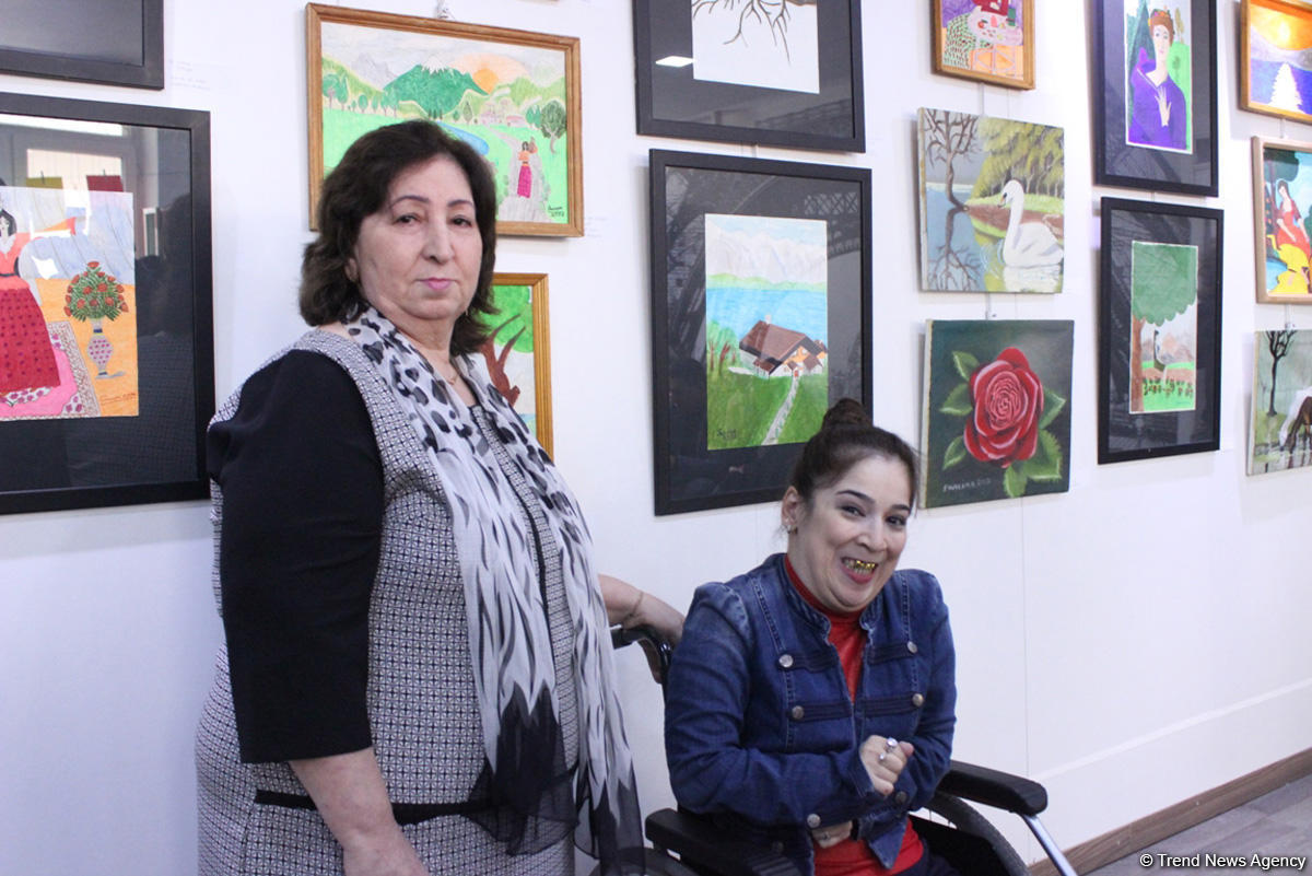 Азербайджанская художница, которая рисует ногами