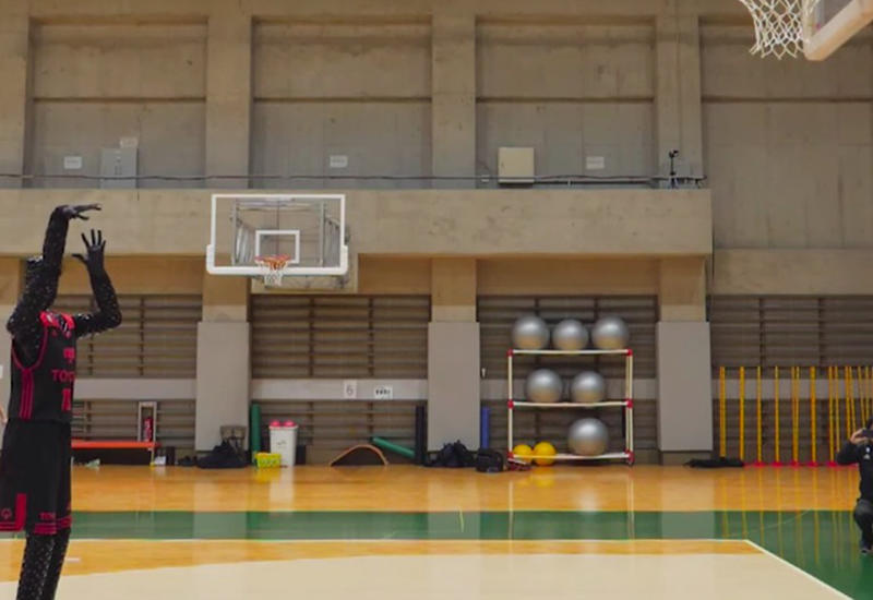 В Японии робота научили играть в баскетбол