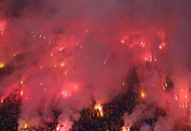 Фанаты "Галатасарая" устроили "огненный ад" на главном дерби Турции
