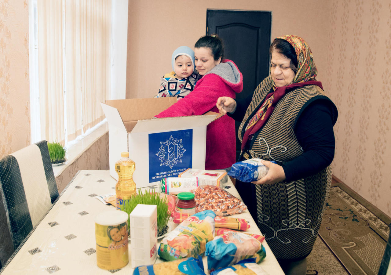 По инициативе Фонда Гейдара Алиева малообеспеченным семьям раздаются праздничные подарки