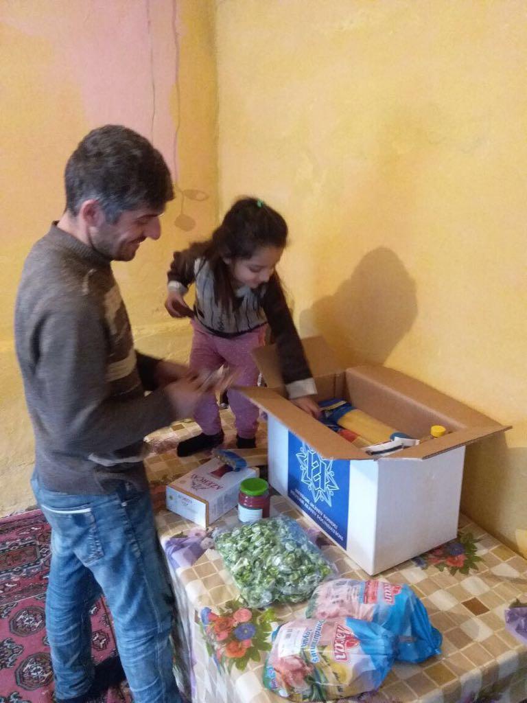 По инициативе Фонда Гейдара Алиева малообеспеченным семьям раздаются праздничные подарки