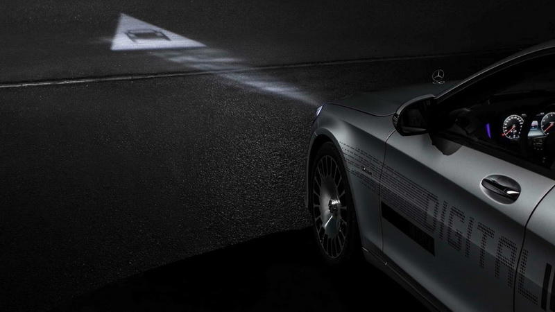 Mercedes-Maybach S-Class научили проецировать картинки на дорогу